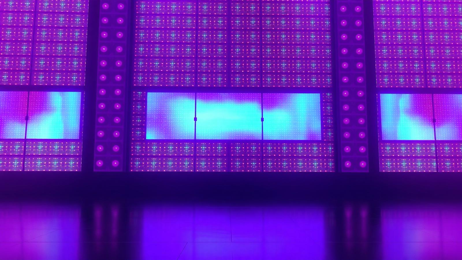LED wall de clube exibindo vídeos